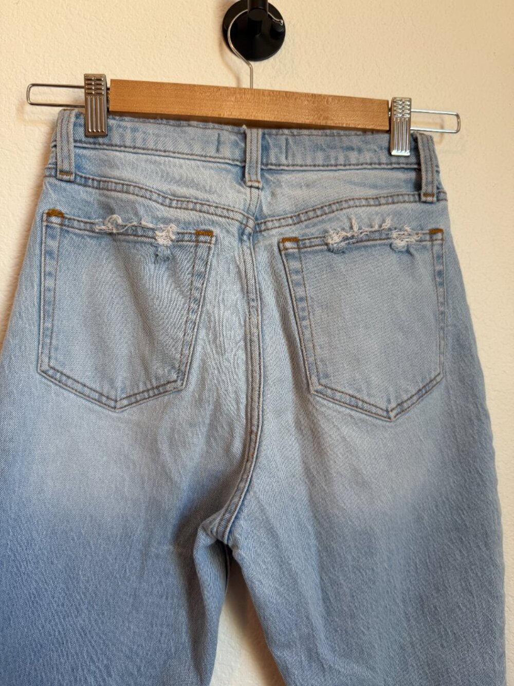 Abercrombie High Rise Mom Jean Light Wash Distressed Raw Hem 25/0R - Picture 5 of 8